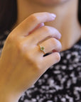 Anello in oro giallo con zaffiro verde chiaro e diamanti bianchi