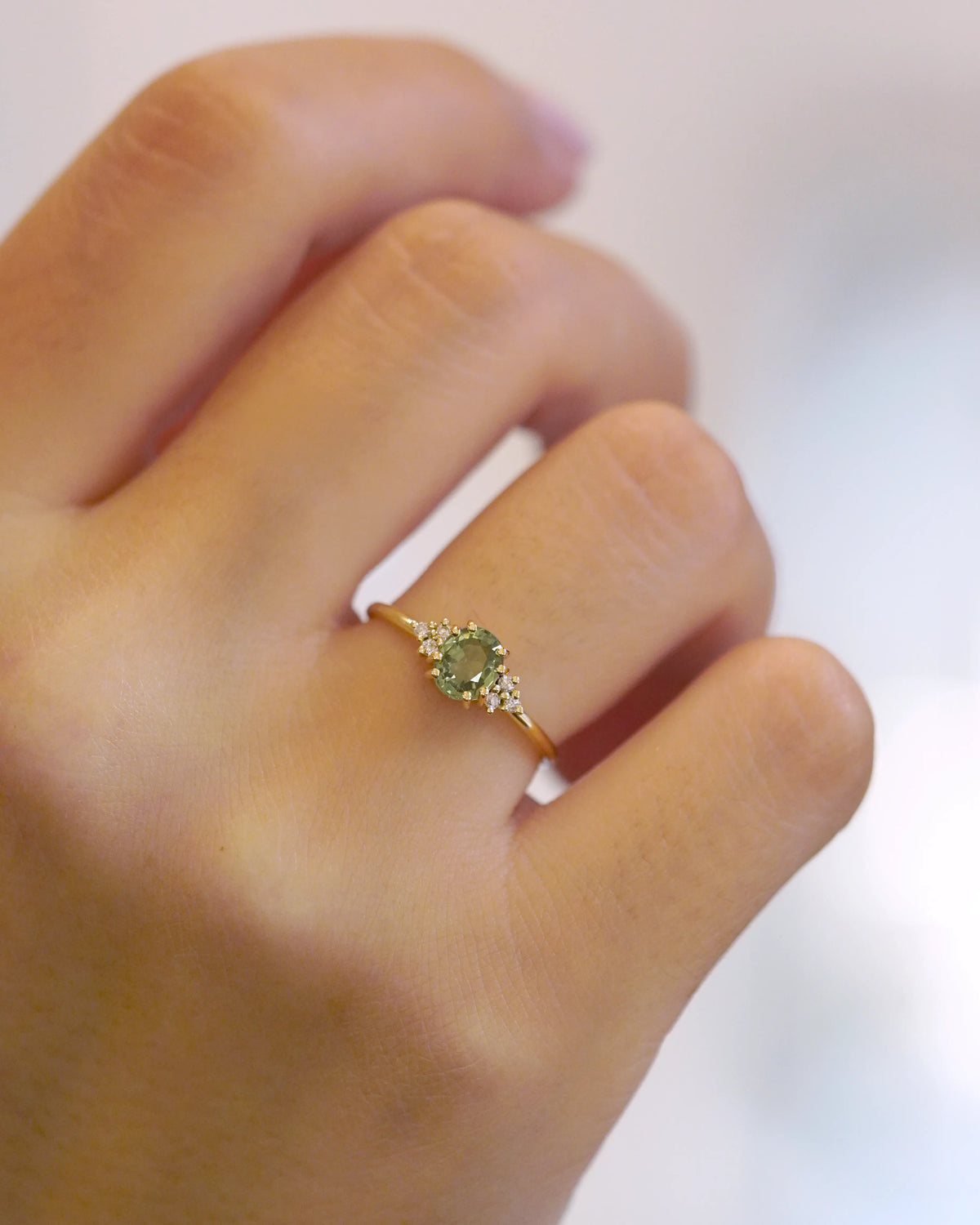 Anello in oro giallo con zaffiro verde chiaro e diamanti bianchi