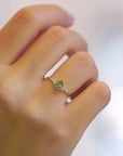 Anello in oro giallo con zaffiro verde chiaro e diamanti bianchi