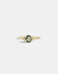 Anello in oro giallo con zaffiro verde scuro e diamanti bianchi