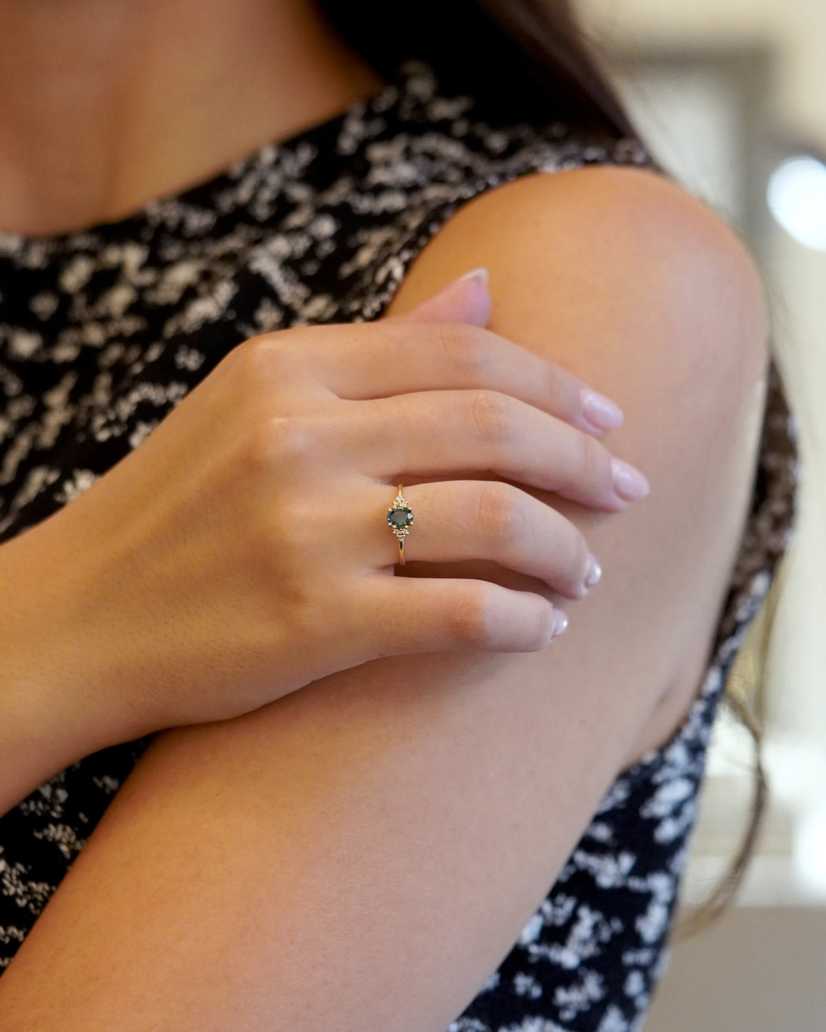 Anello in oro giallo con zaffiro verde scuro e diamanti bianchi