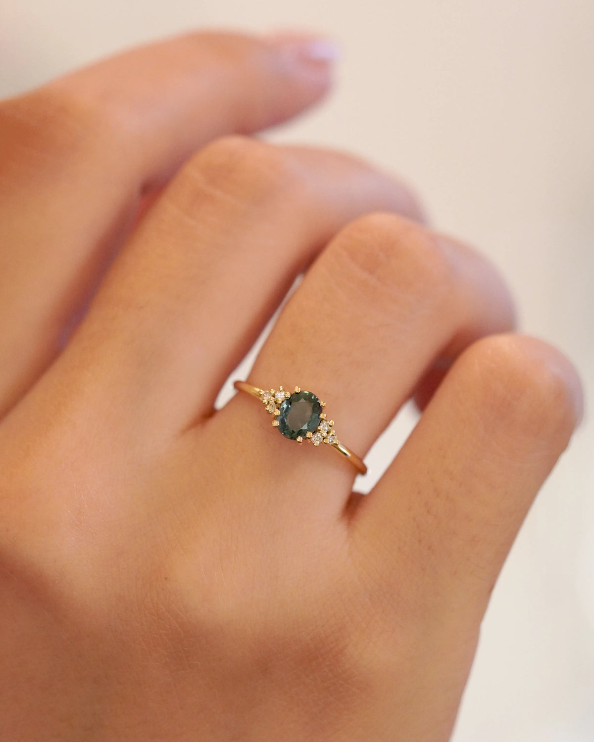 Anello in oro giallo con zaffiro verde scuro e diamanti bianchi