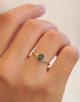 Anello in oro giallo con zaffiro verde scuro e diamanti bianchi
