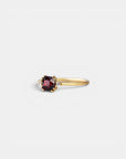 Anello in oro giallo con granato quadrato e due diamanti bianchi