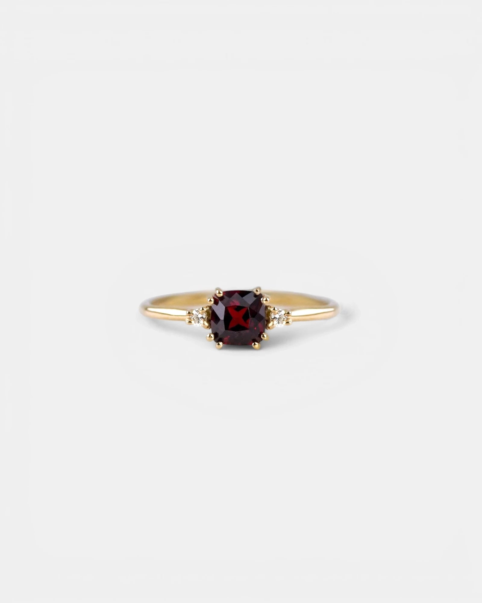 Anello in oro giallo con granato quadrato e due diamanti bianchi