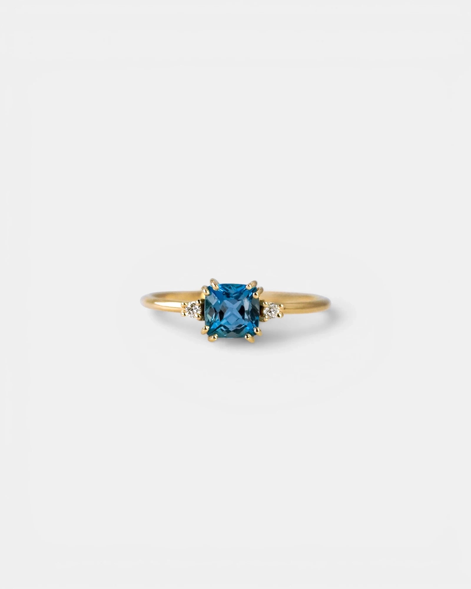 Yellow gold ring with square citrine and two white diamonds
