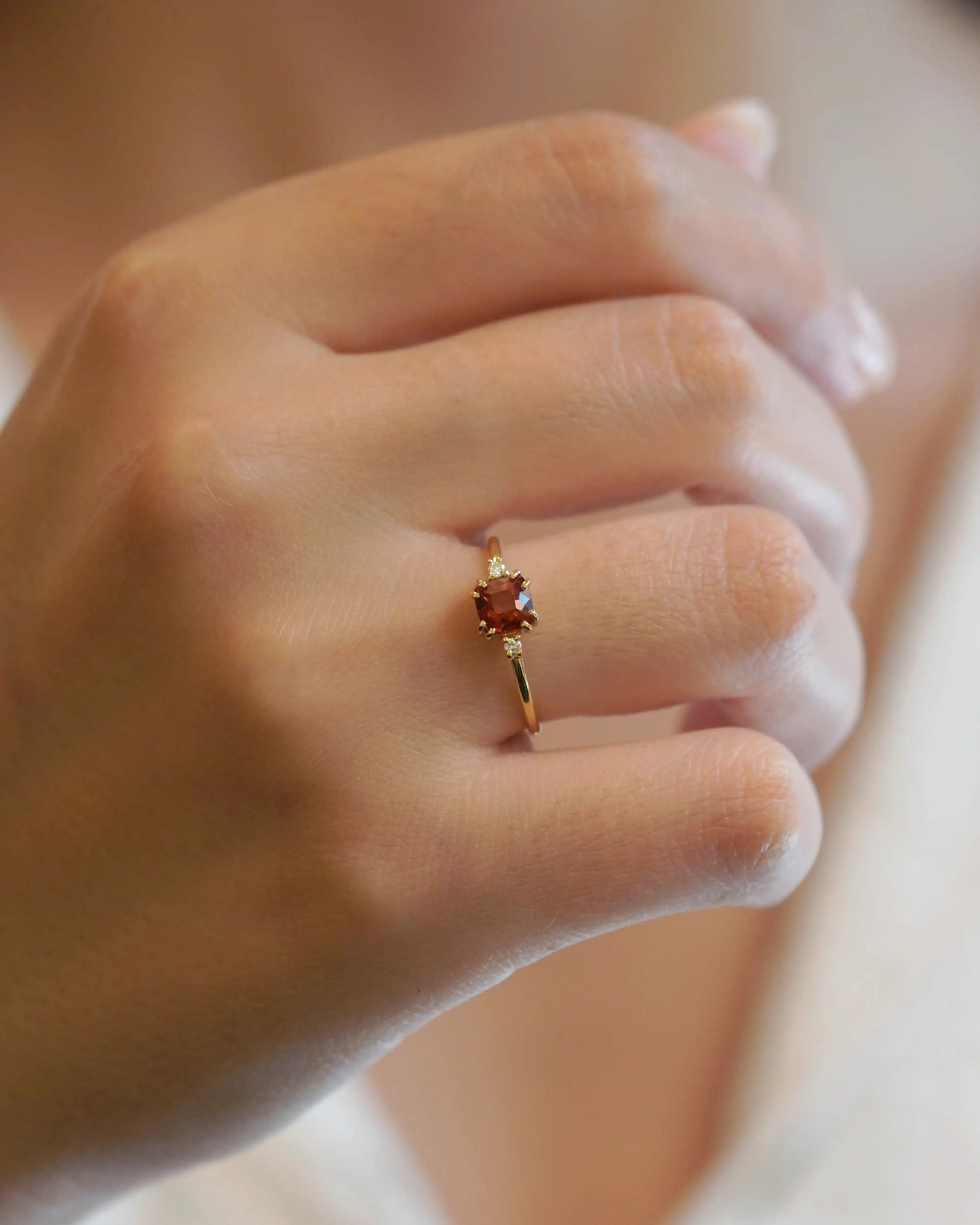 Anello in oro giallo con quarzo madera quadrato e due diamanti bianchi