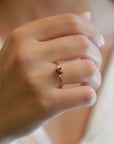 Anello in oro giallo con quarzo madera quadrato e due diamanti bianchi