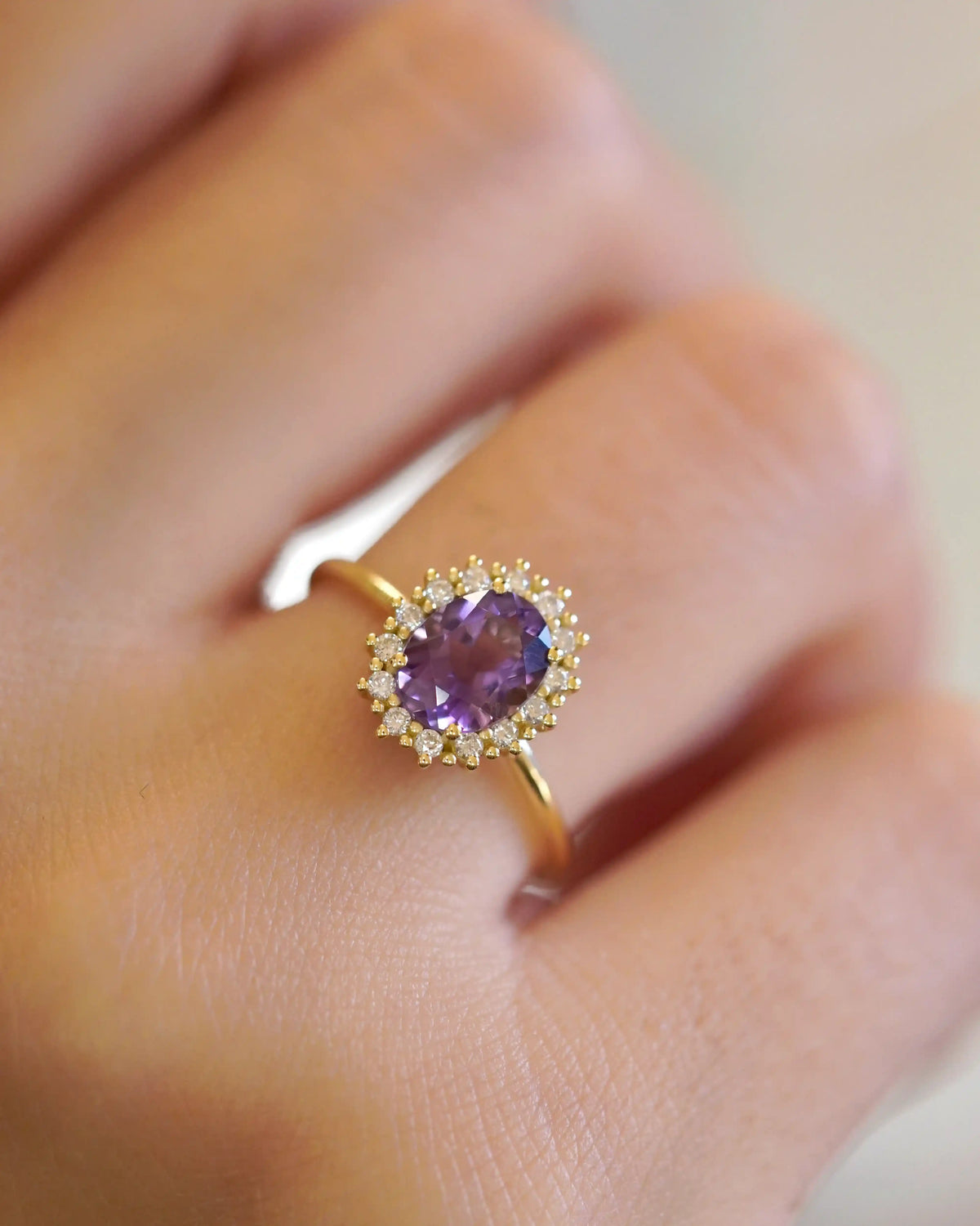 Anello in oro giallo con ametista ovale e contorno di diamanti
