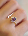 Anello in oro giallo con ametista ovale e contorno di diamanti