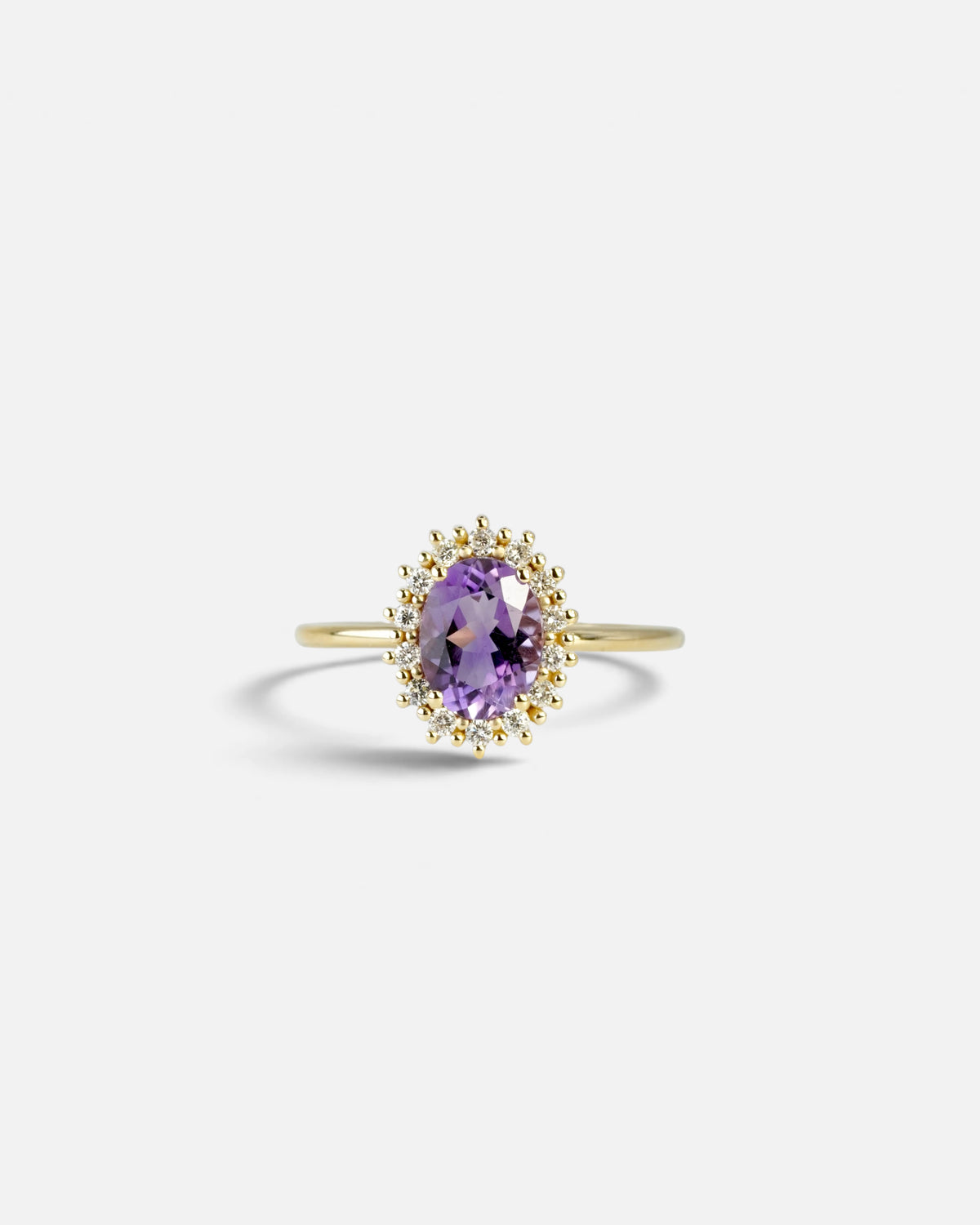 Anello in oro giallo con ametista ovale e contorno di diamanti