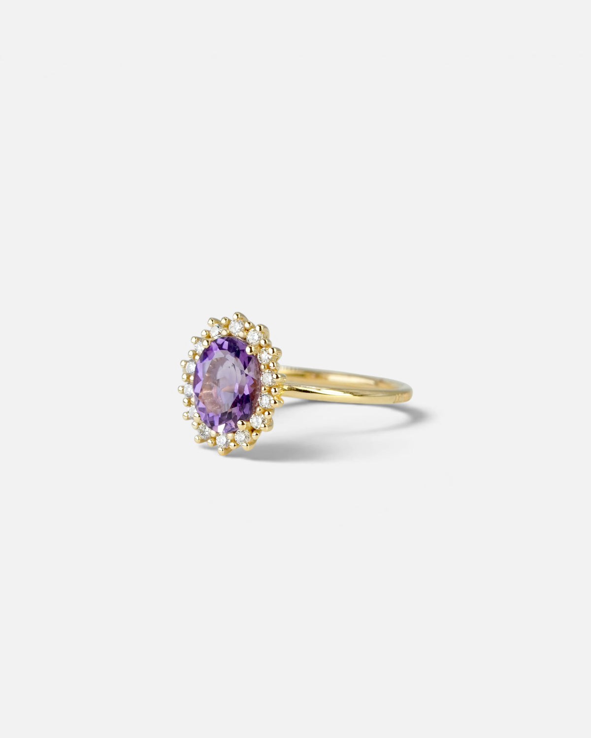 Anello in oro giallo con ametista ovale e contorno di diamanti