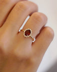 Anello in oro giallo con granato ovale e contorno di diamanti