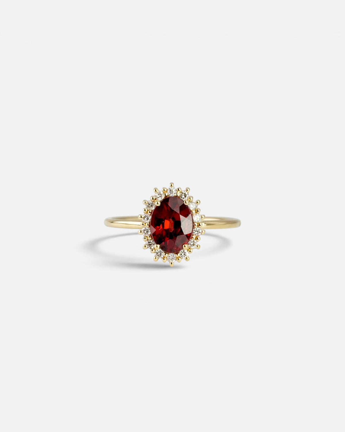 Anello in oro giallo con granato ovale e contorno di diamanti