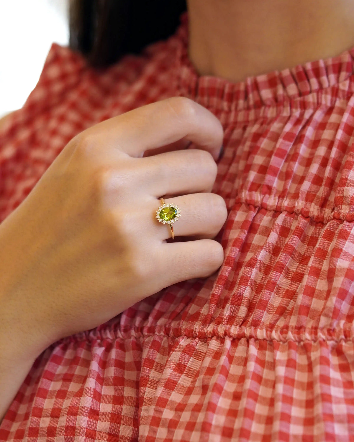 Anello in oro giallo con peridoto ovale e contorno di diamanti