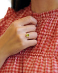Anello in oro giallo con peridoto ovale e contorno di diamanti