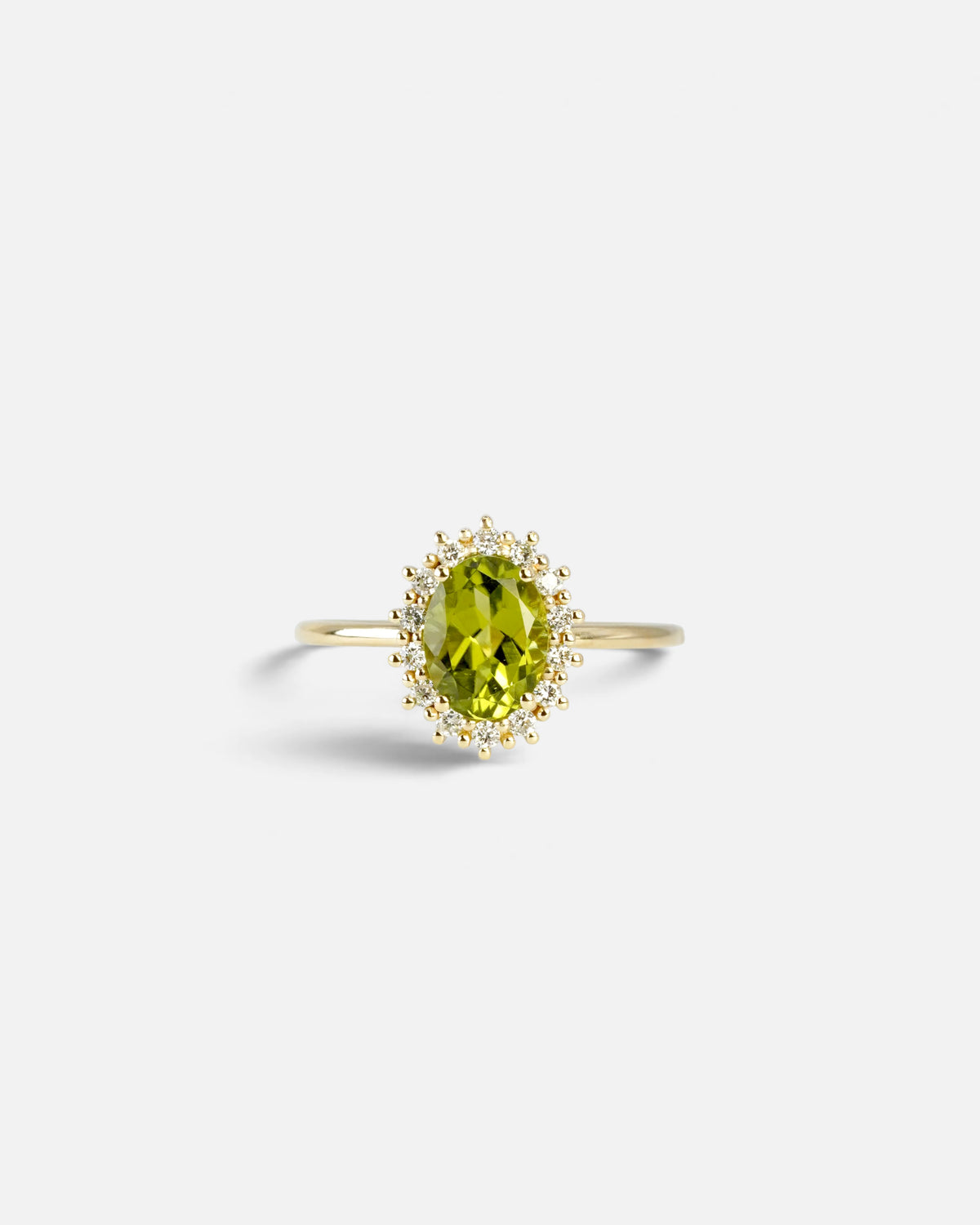 Anello in oro giallo con peridoto ovale e contorno di diamanti