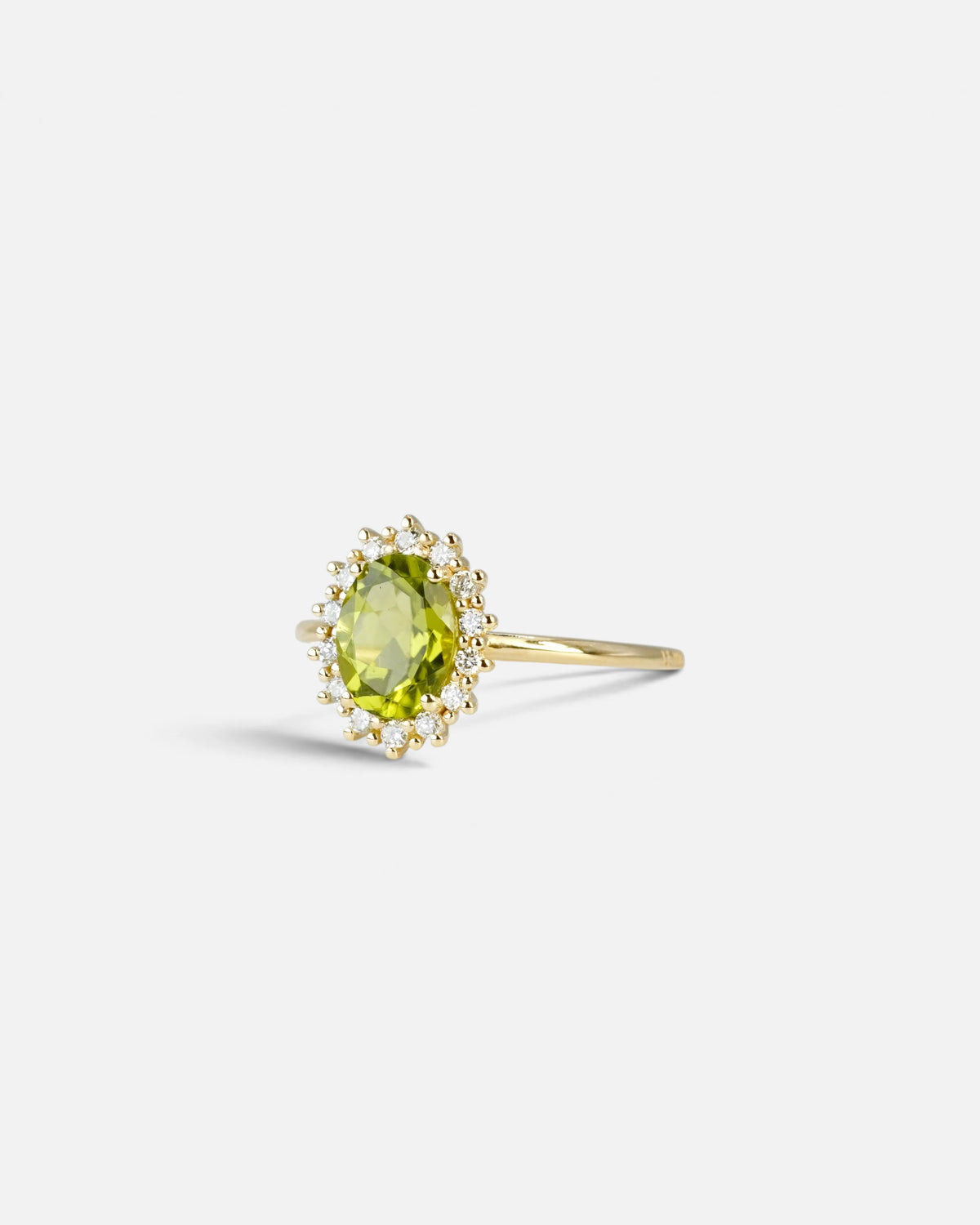Anello in oro giallo con peridoto ovale e contorno di diamanti