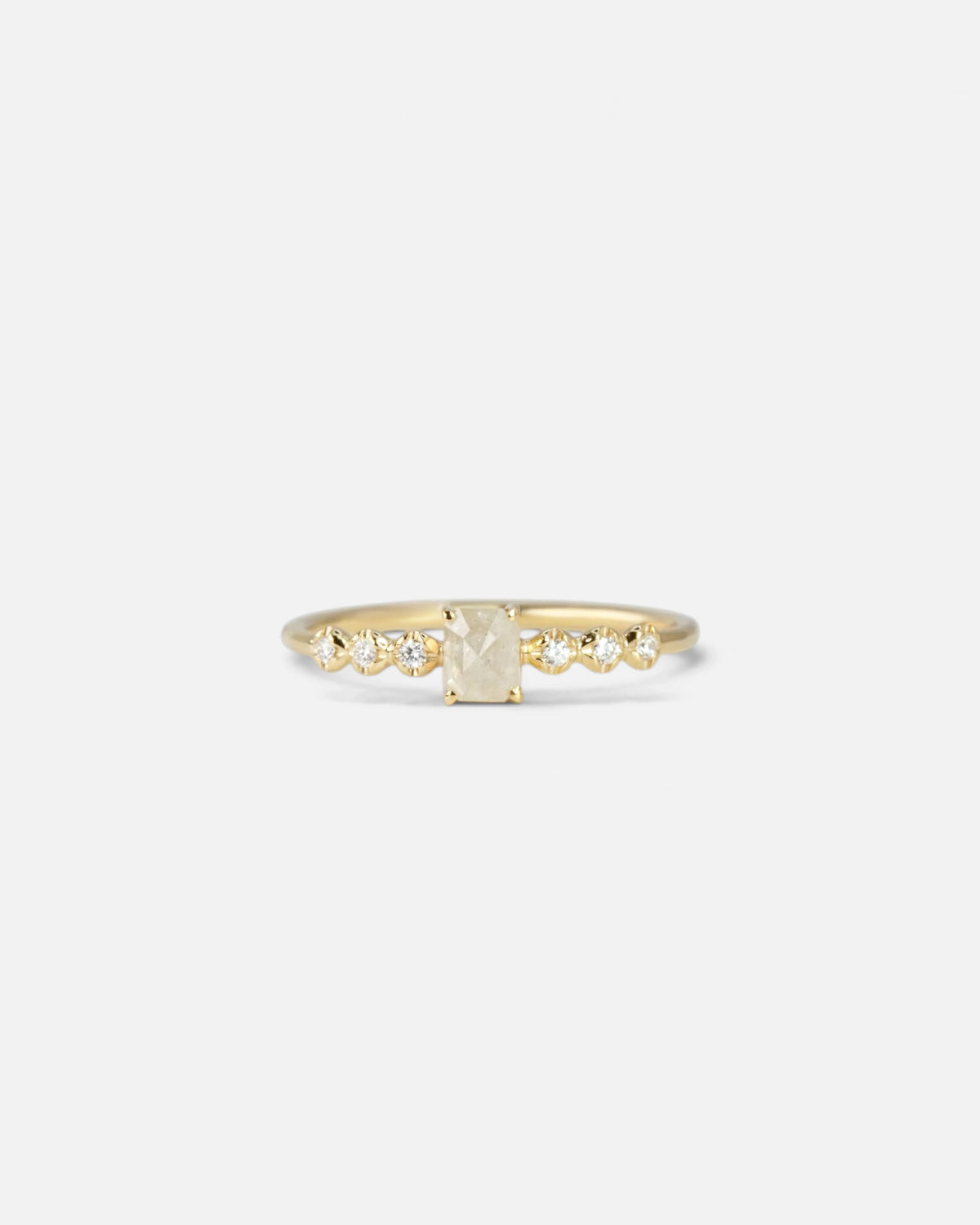 Anello in oro giallo con diamante ice ed elementi tondi con diamanti bianchi