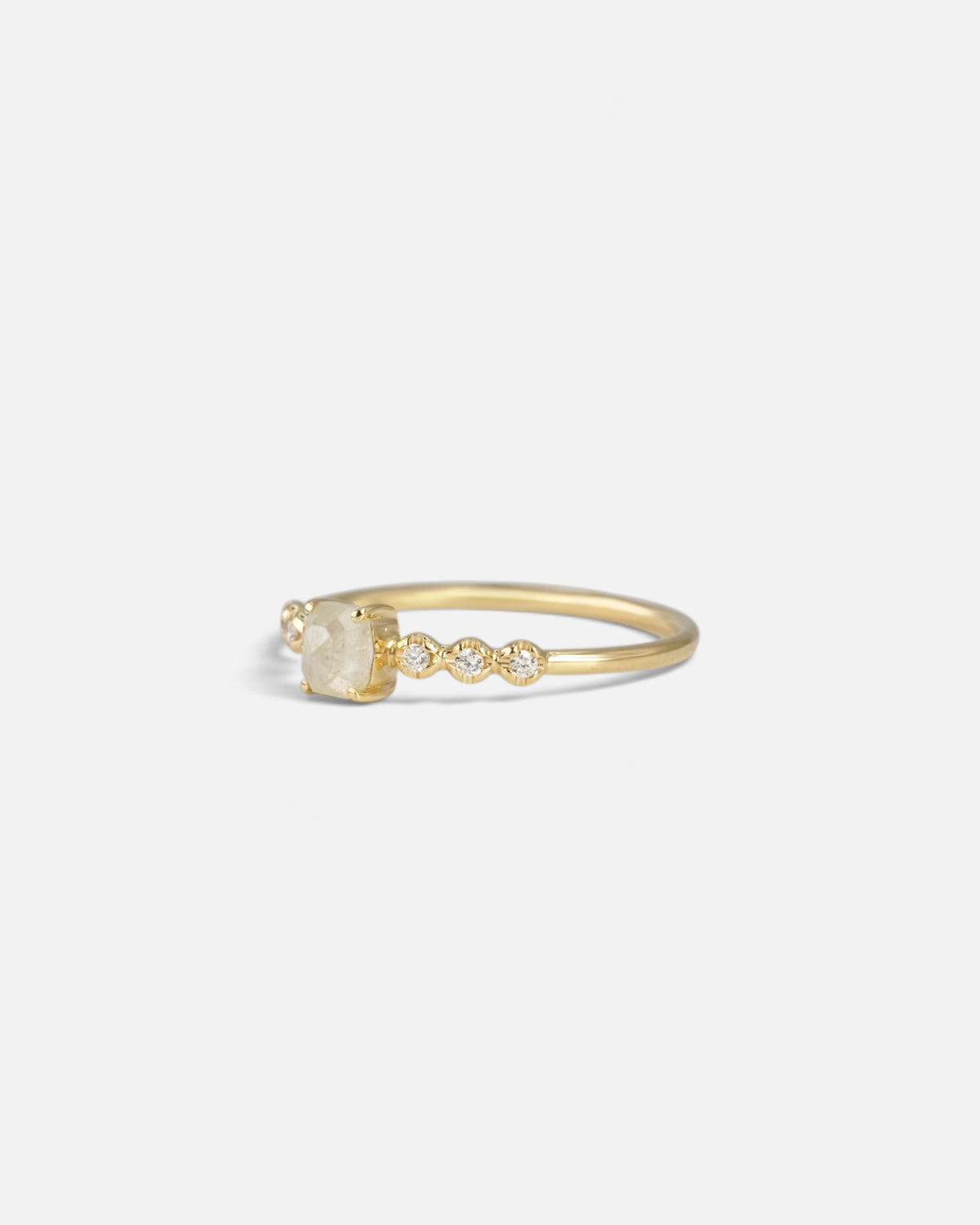 Anello in oro giallo con diamante ice ed elementi tondi con diamanti bianchi