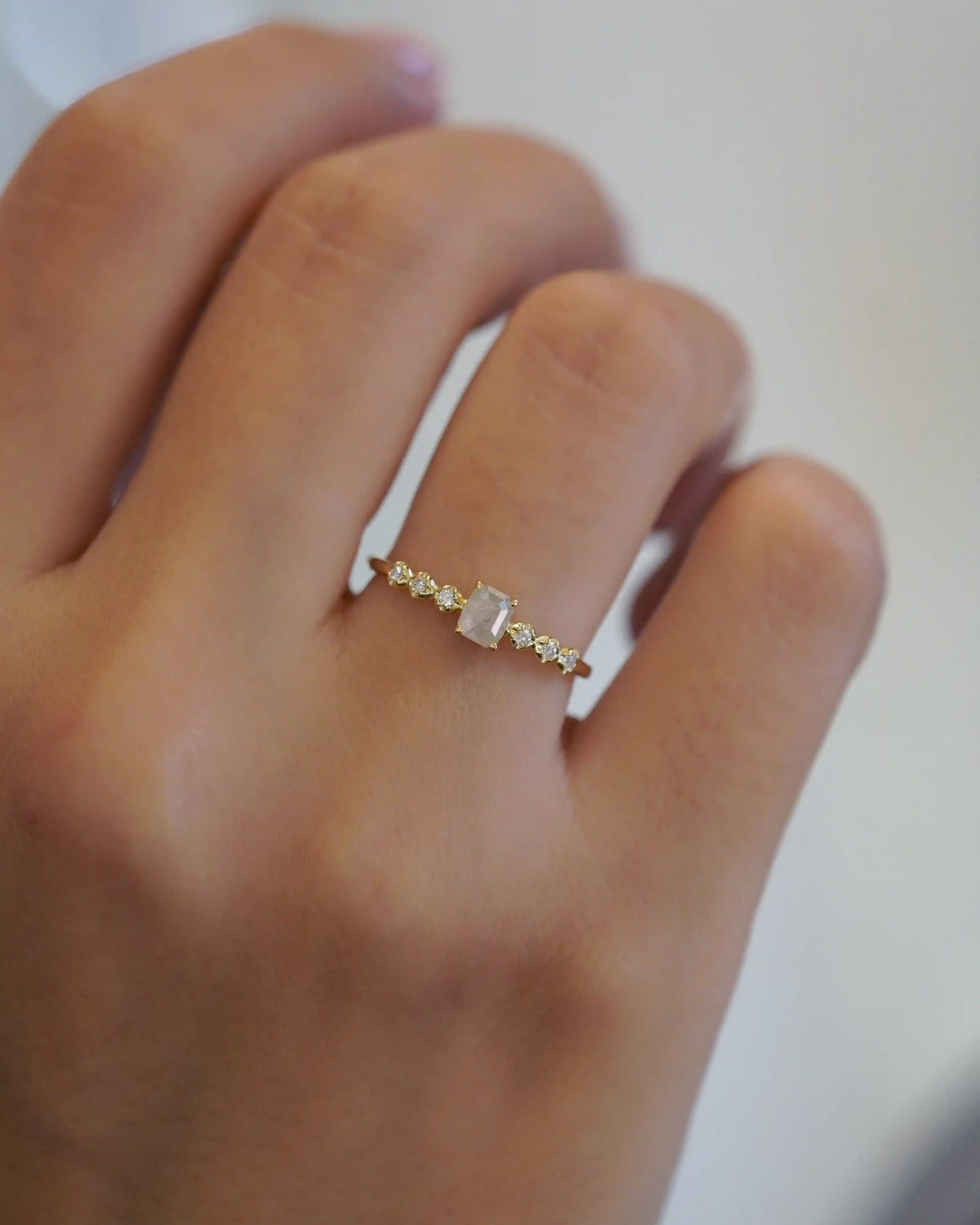 Anello in oro giallo con diamante ice ed elementi tondi con diamanti bianchi