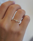 Anello in oro giallo con diamante ice ed elementi tondi con diamanti bianchi