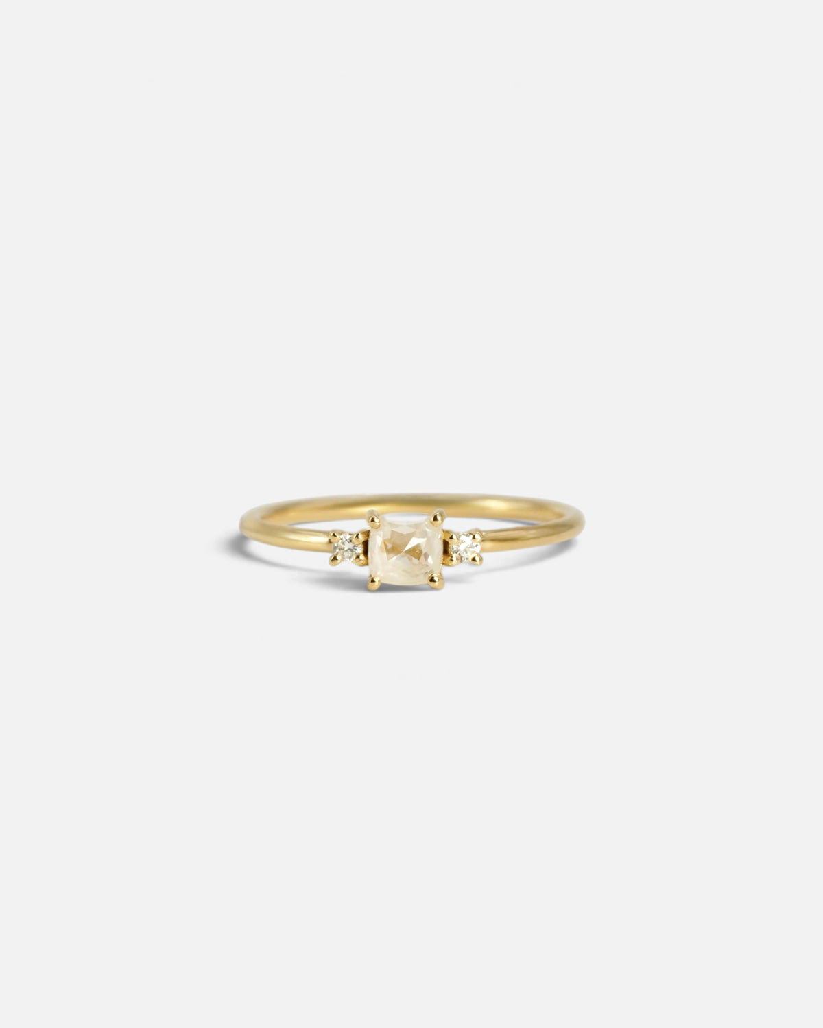 Anello in oro giallo con diamante ice e diamanti bianchi