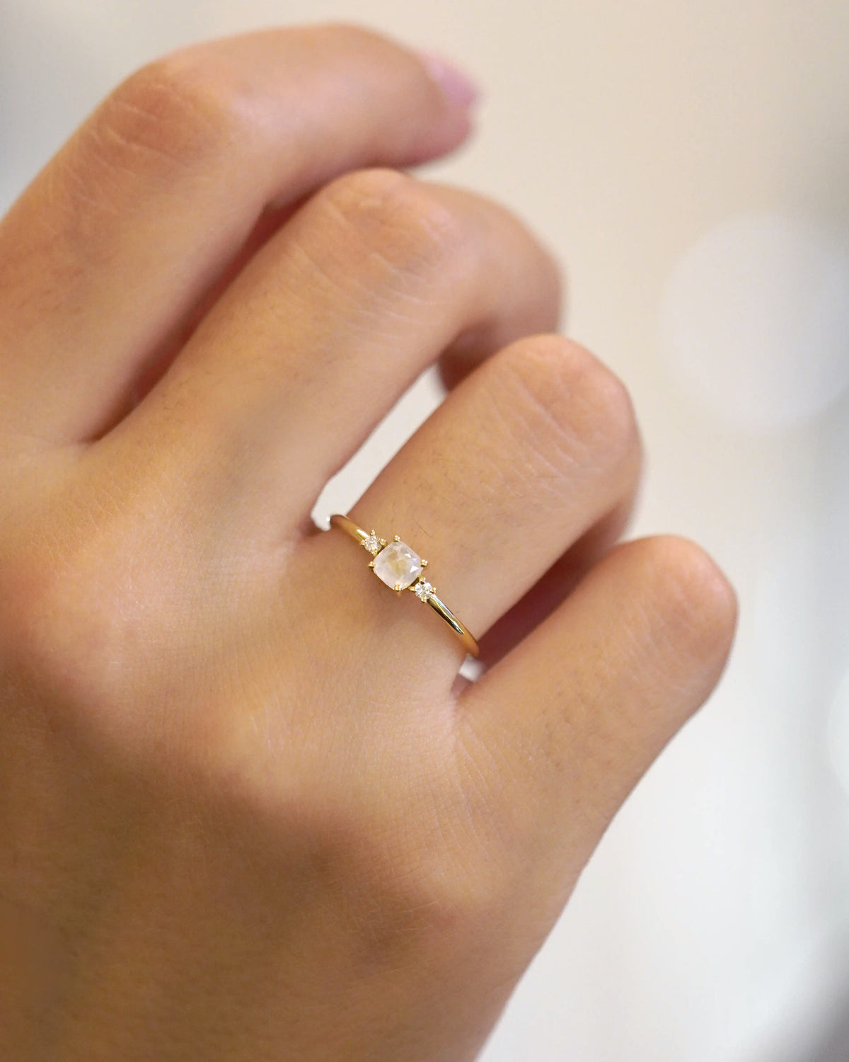 Anello in oro giallo con diamante ice e diamanti bianchi