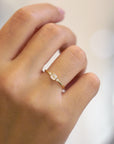 Anello in oro giallo con diamante ice e diamanti bianchi
