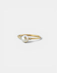 Anello in oro giallo con perla naturale e diamanti bianchi