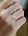 Anello in oro giallo con perla naturale e diamanti bianchi