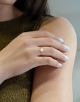 Anello in oro giallo con perla naturale e diamanti bianchi