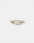 Anello in oro giallo con perla naturale e diamanti bianchi laterali