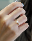 Anello in oro giallo con perla naturale e diamanti bianchi laterali