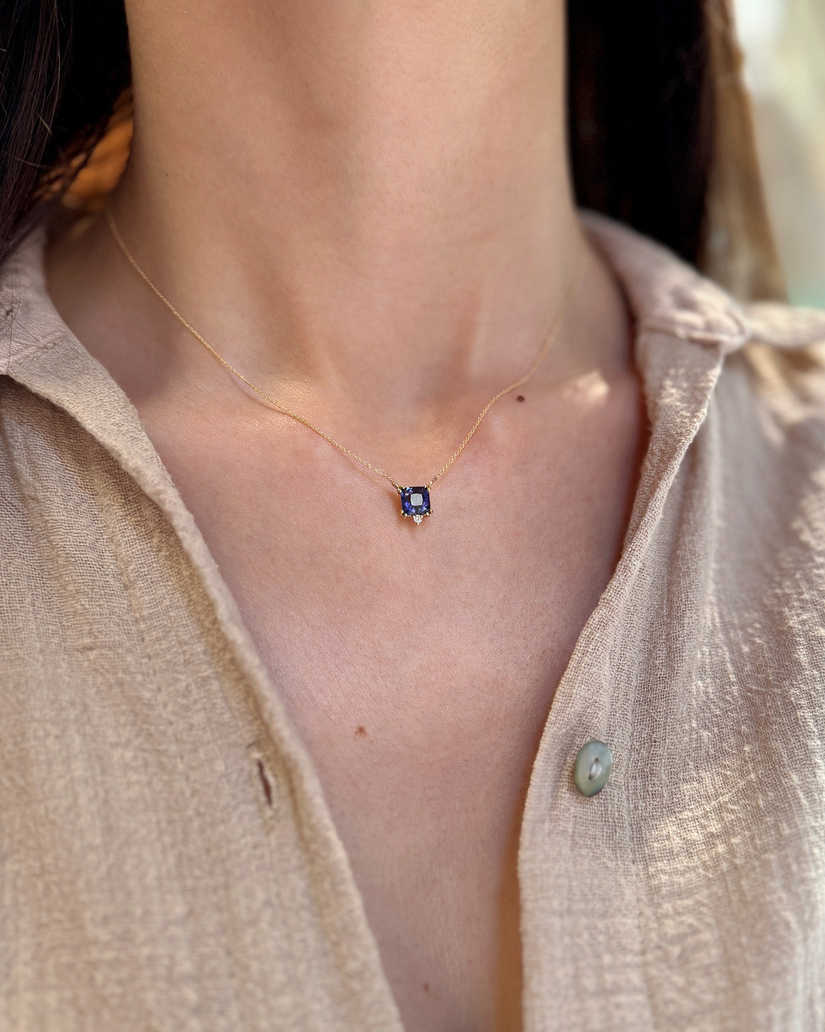 Collana in oro giallo con iolite quadrata e diamante bianco