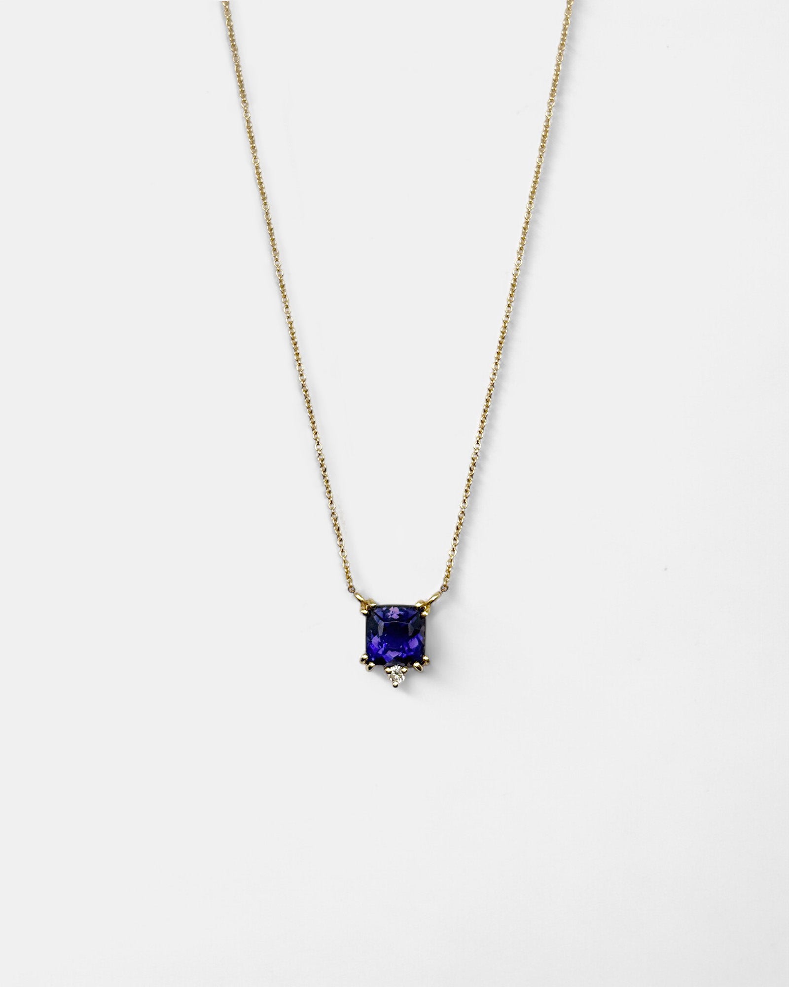Collana in oro giallo con iolite quadrata e diamante bianco