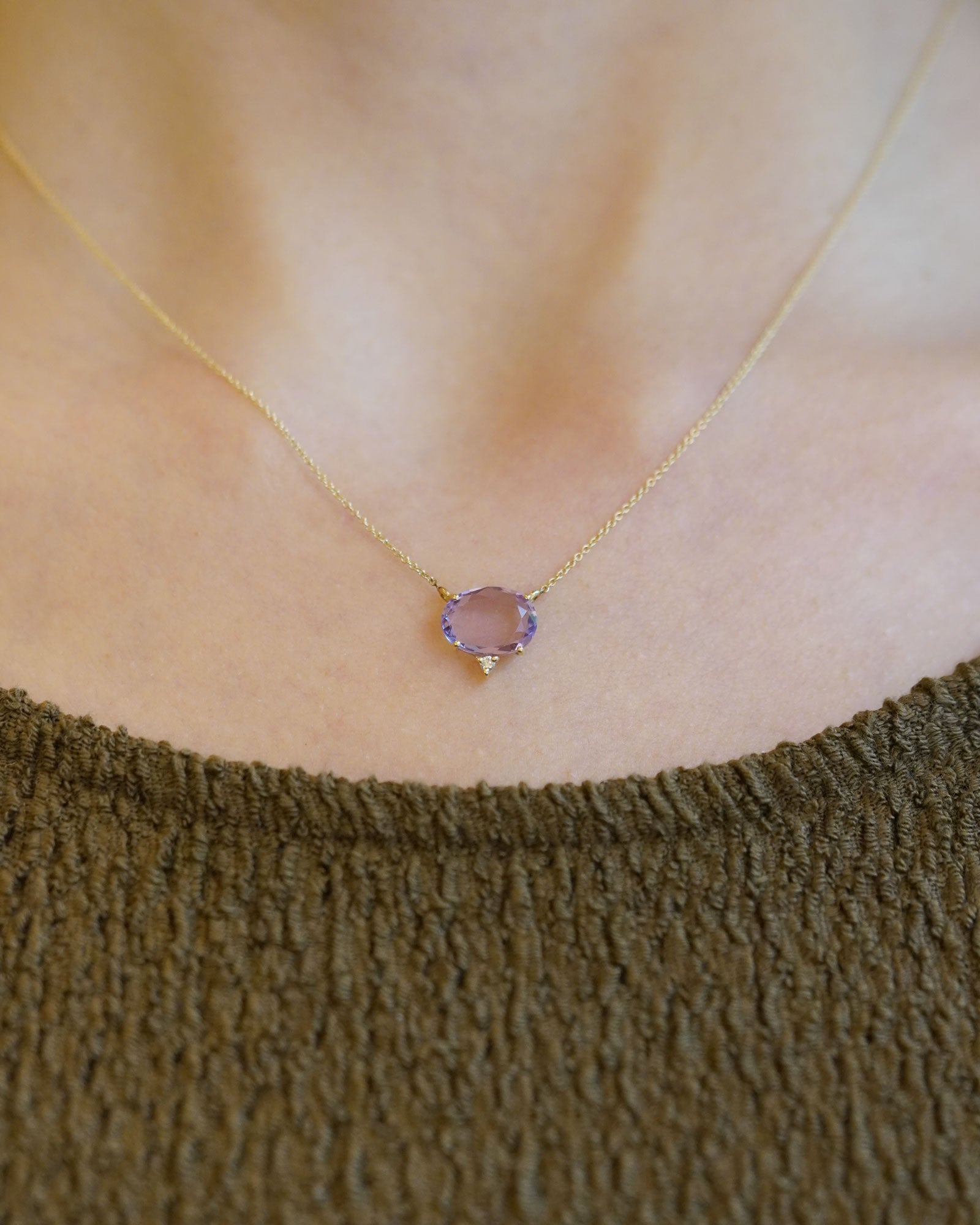 Collana in oro giallo con ametista e diamante bianco