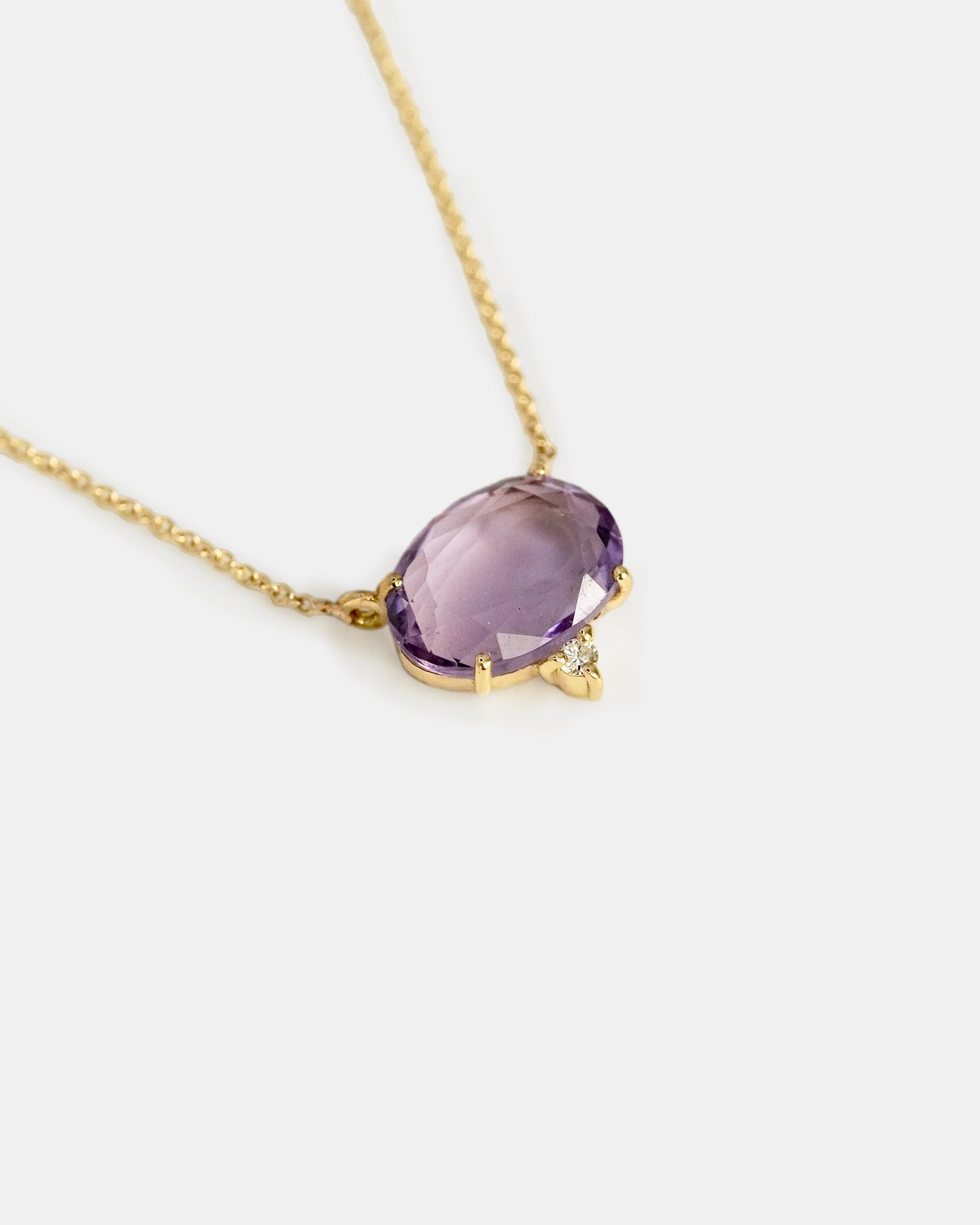 Collana in oro giallo con ametista e diamante bianco