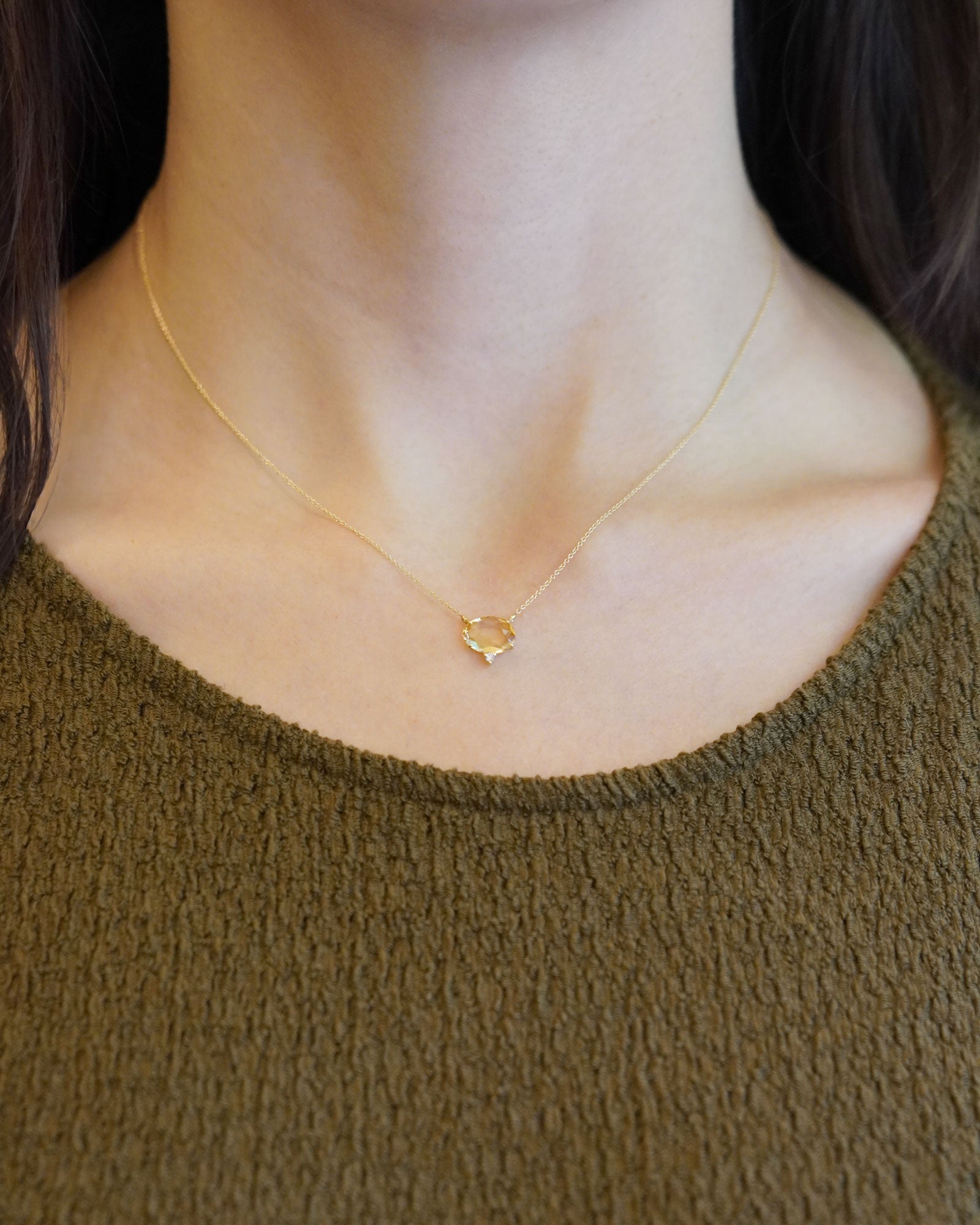 Collana in oro giallo con citrino e diamante bianco