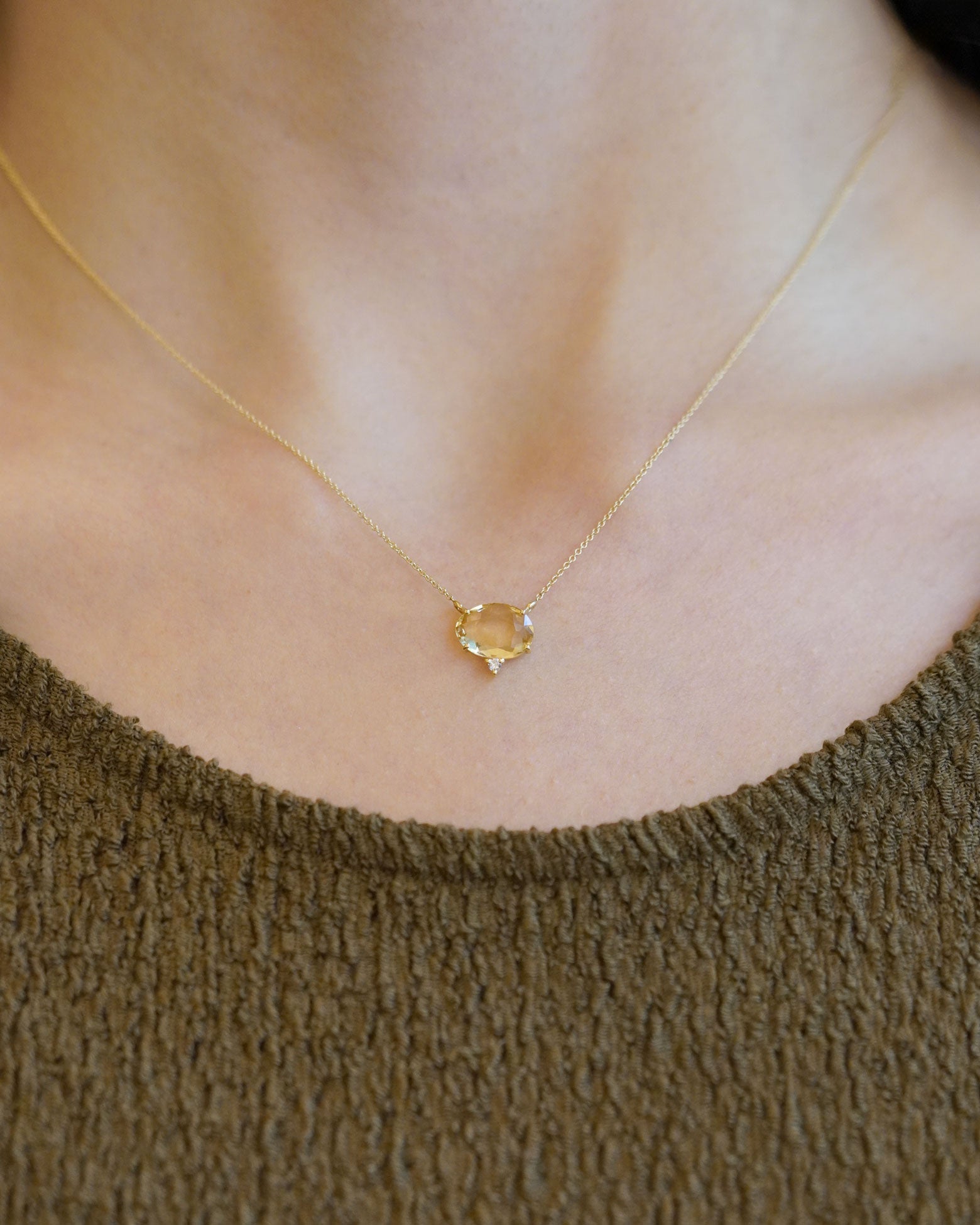 Collana in oro giallo con citrino e diamante bianco