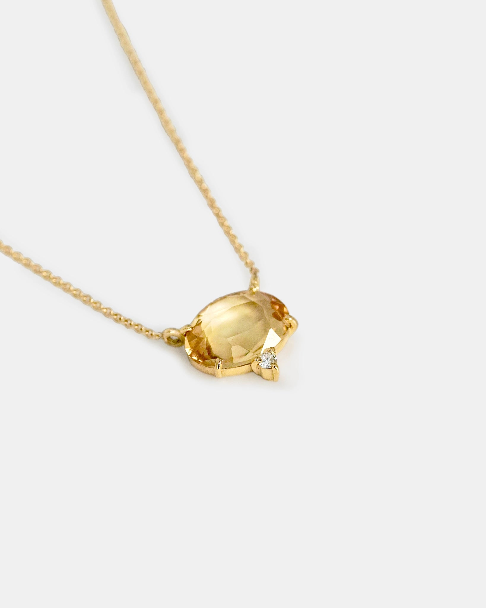 Collana in oro giallo con citrino e diamante bianco