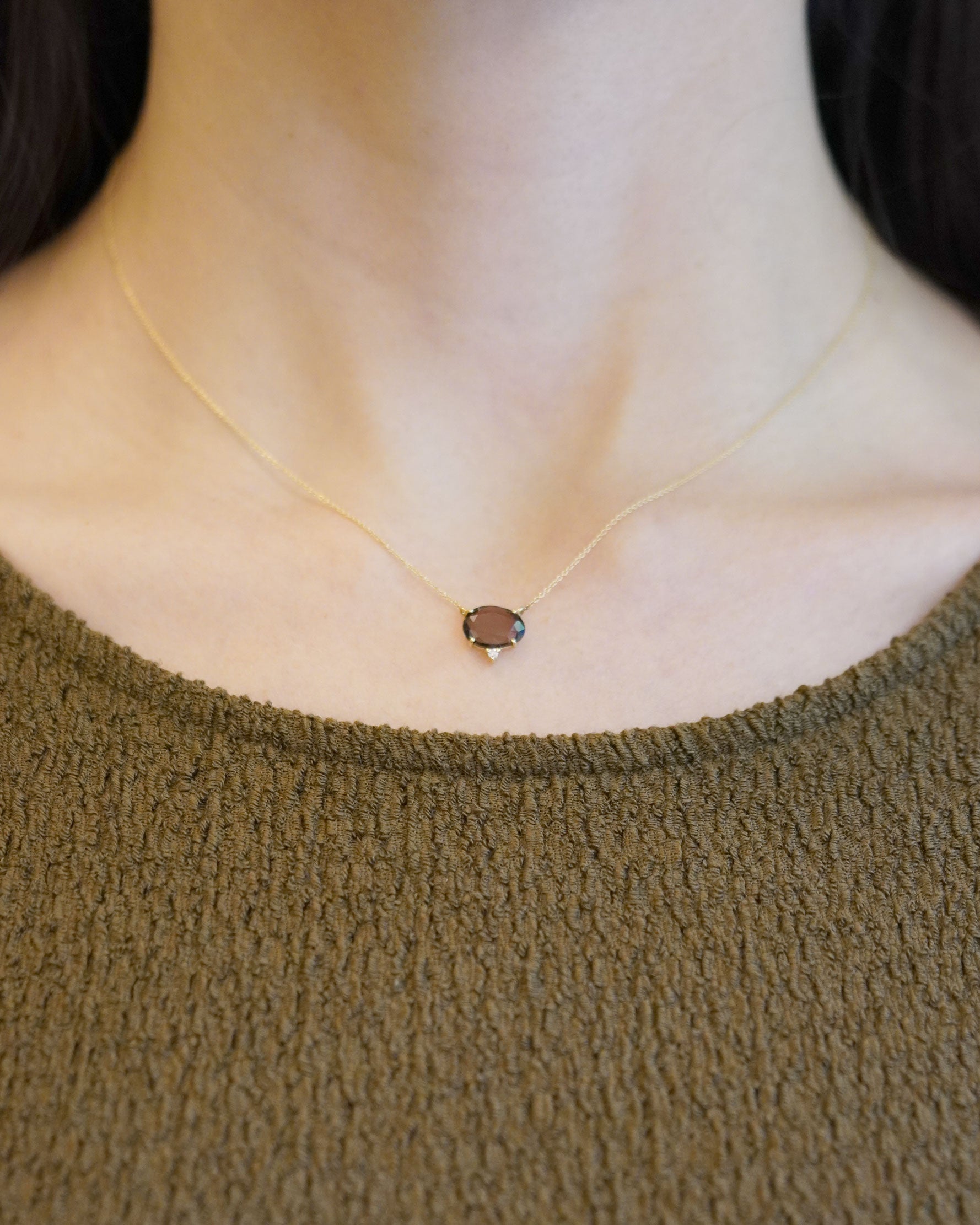 Collana in oro giallo con quarzo fumè e diamante bianco