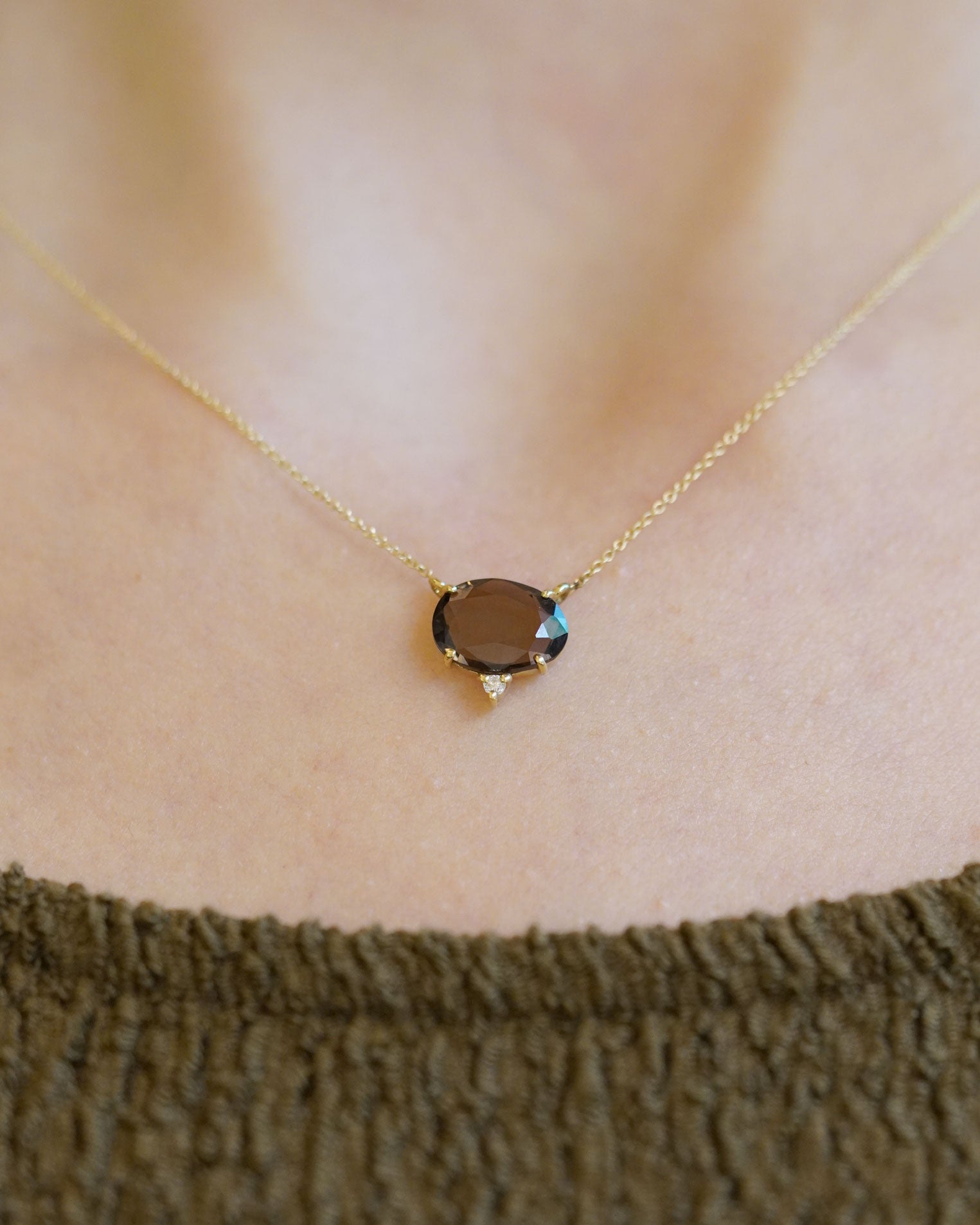 Collana in oro giallo con quarzo fumè e diamante bianco