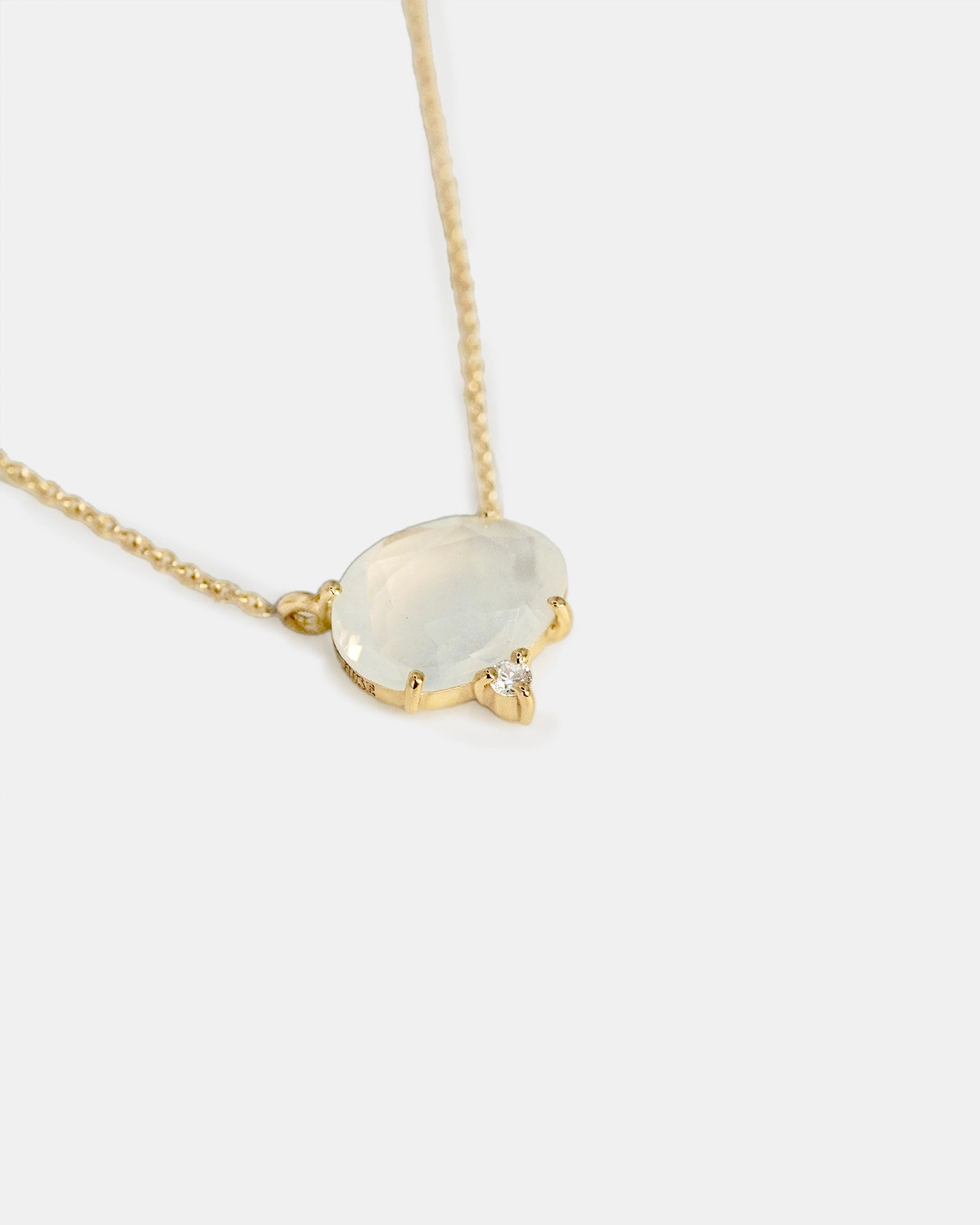 Yellow gold necklace with citrine and white diamond