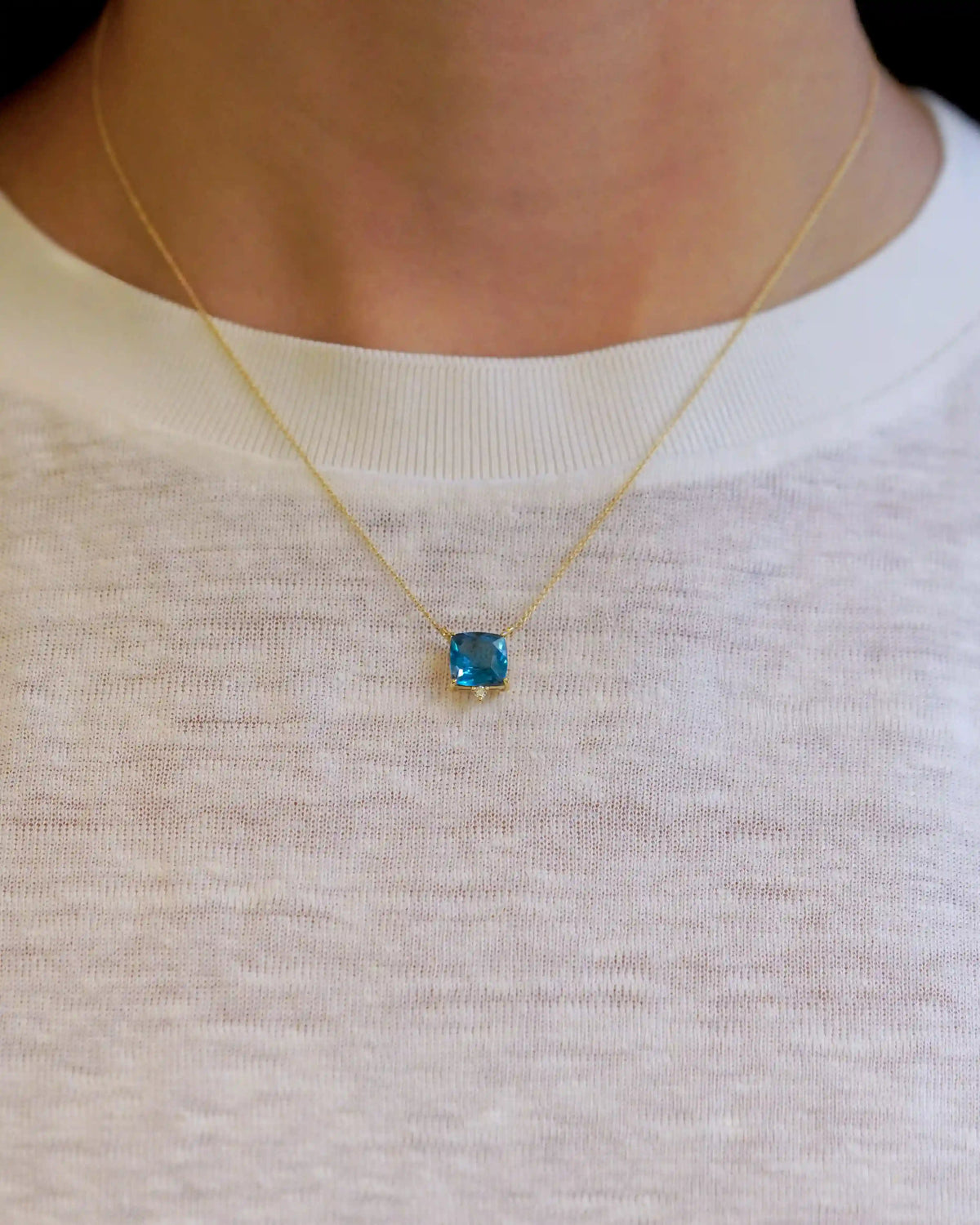 Collana in oro giallo con topazio London quadrato e diamante bianco