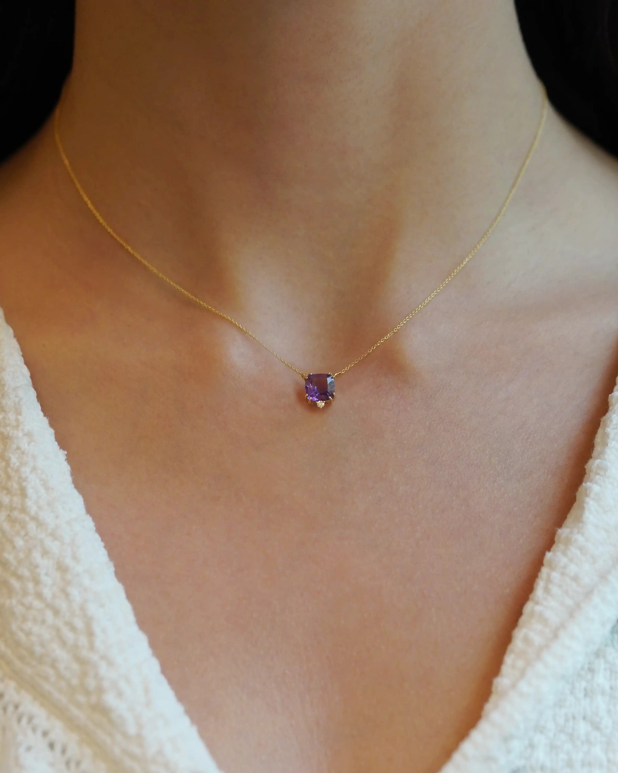 Collana in oro giallo con ametista quadrata e diamante bianco