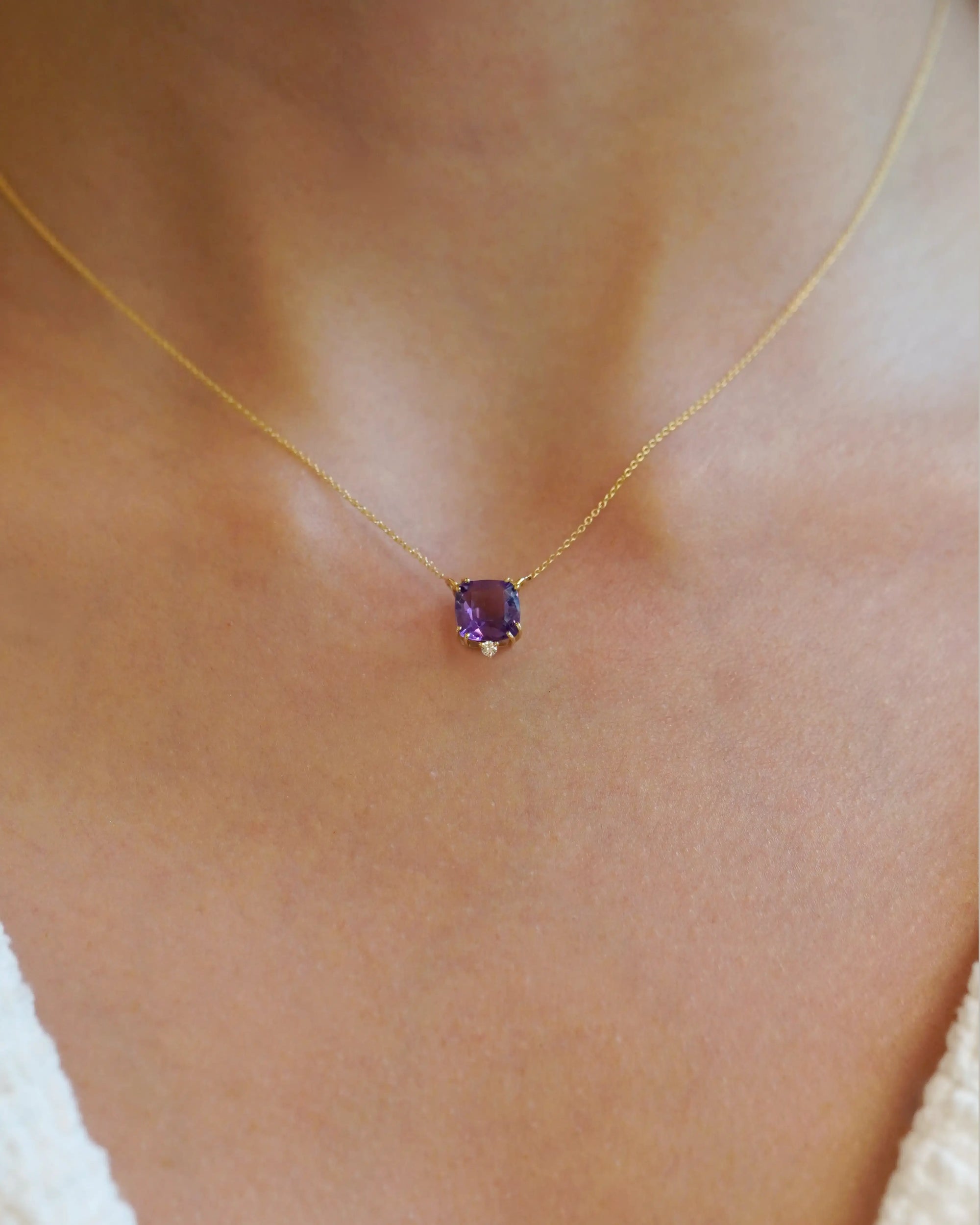 Collana in oro giallo con ametista quadrata e diamante bianco