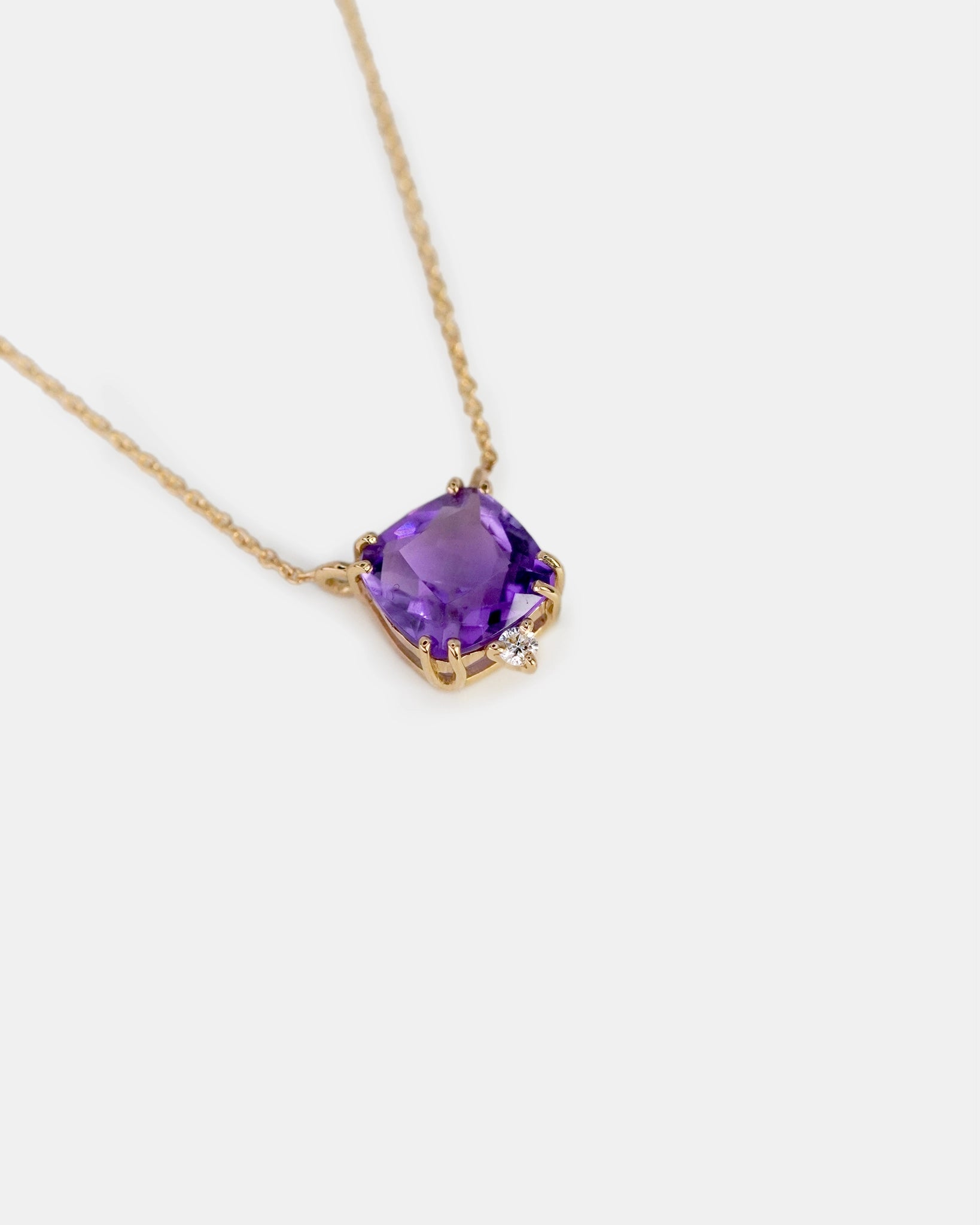 Collana in oro giallo con ametista quadrata e diamante bianco