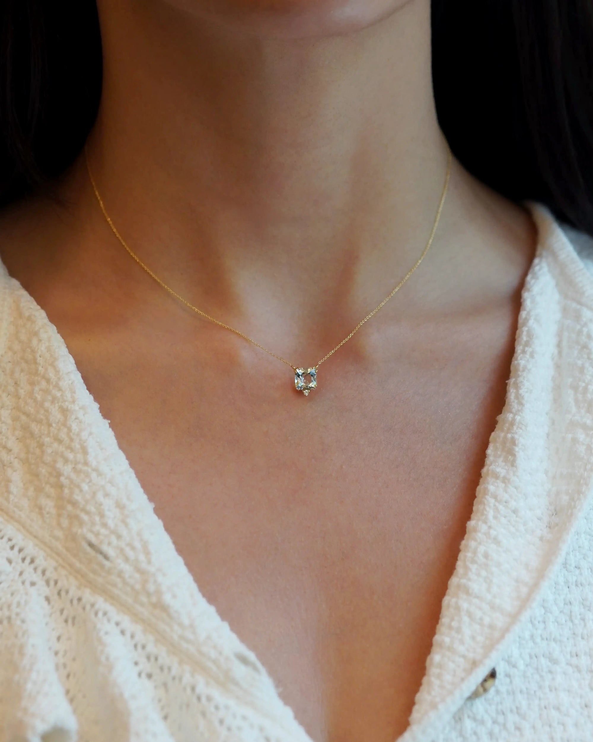 Collana in oro giallo con acquamarina quadrata e diamante bianco