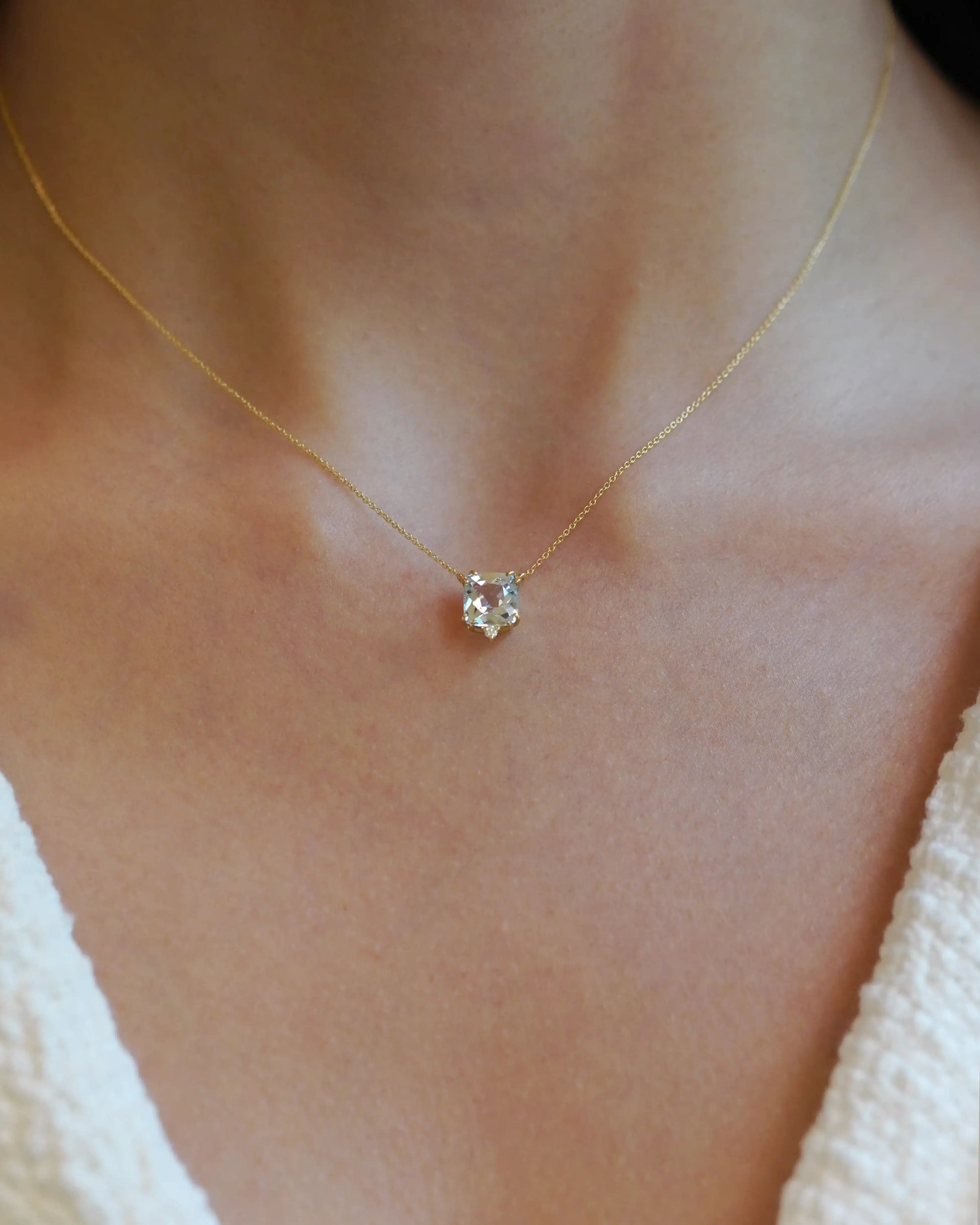 Collana in oro giallo con acquamarina quadrata e diamante bianco